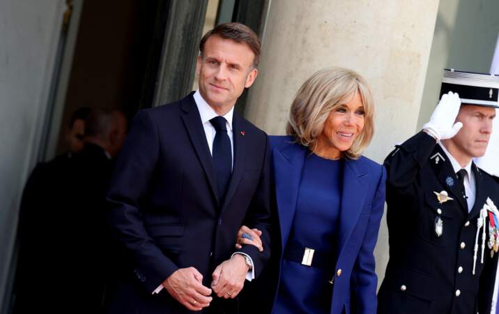 Brigitte et Emmanuel Macron, très souriants, attendent l'arrivée du président américain et de sa femme, à l'Élysée, le 8 juin 2024.