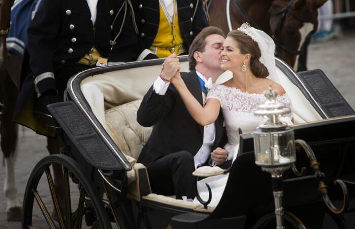 Moment de tendresse entre la princesse Madeleine de Suède et son mari Chris O'Neill lors de leur mariage à Stockholm le 8 juin 2013