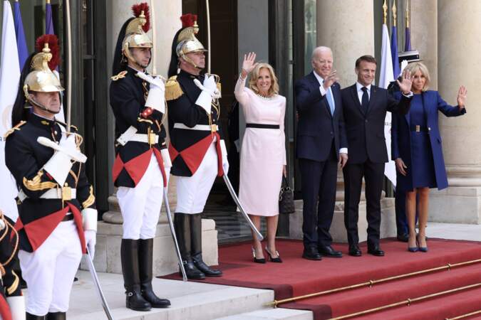 Emmanuel et Brigitte Macron et Joe et Jill Biden posent pour les photos en saluant, à l'Élysée, le 8 juin 2024.