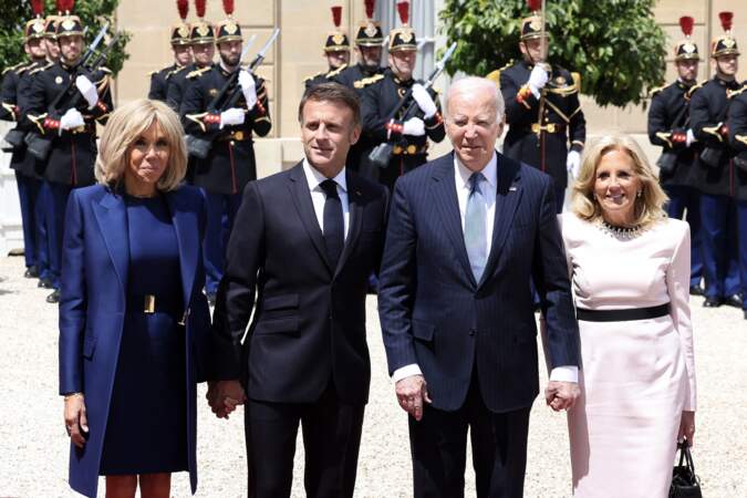 Le président Emmanuel Macron et sa femme Brigitte posent avec le président américain Joe Biden et sa femme Jill, à l'Élysée, le 8 juin 2024.