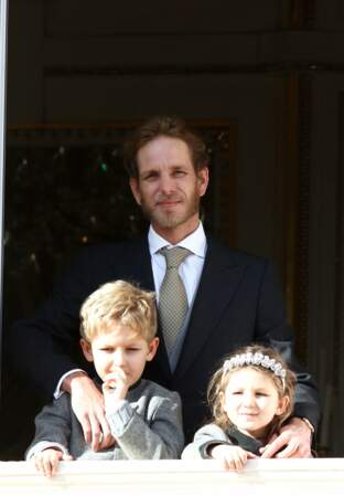Andrea Casiraghi et ses enfants Sacha et India au balcon du palais lors de la Fête nationale monégasque à Monaco, le 19 novembre 2019