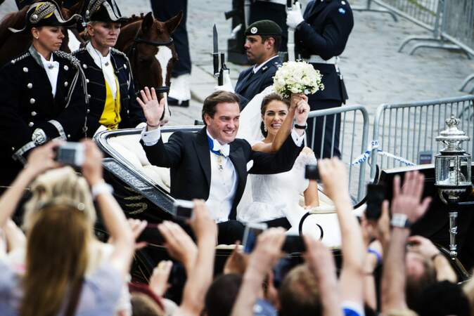 La princesse Madeleine de Suède et son mari Chris O'Neill quittent le palais royal en calèche à l'issue de leur cérémonie de mariage à Stockholm, le 8 juin 2013