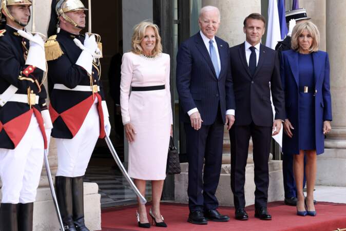 Brigitte et Emmanuel Macron posent avec Joe et Jill Biden, à leur arrivée à l'Élysée, le 8 juin 2024.