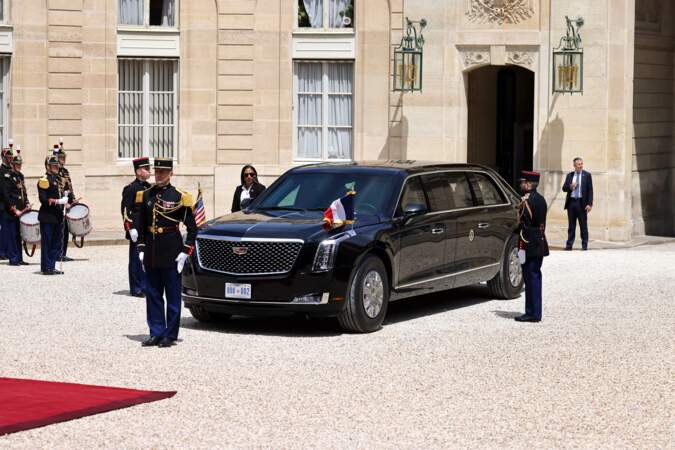 La voiture du président Joe Biden et de sa femme arrive à l'Élysée, le 8 juin 2024.