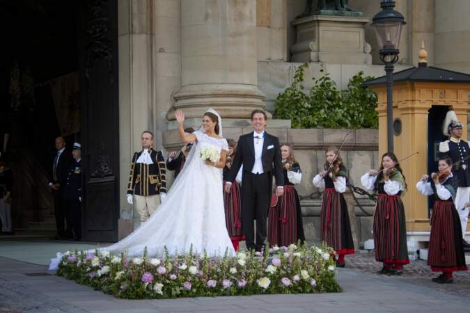 La princesse Madeleine de Suède et Chris O'Neill saluent la foule devant la chapelle du Palais Royal à Stockholm, le 8 juin 2013