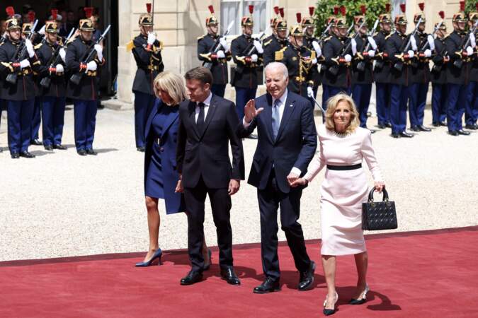 Joe Biden salue les photographes à son arrivée à l'Élysée, le 8 juin 2024