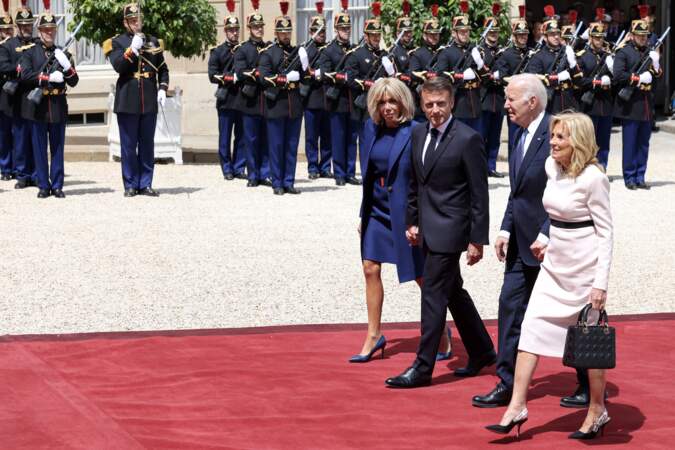 Les couples présidentiels s'avancent vers l'Élysée, main dans la main, le 8 juin 2024.