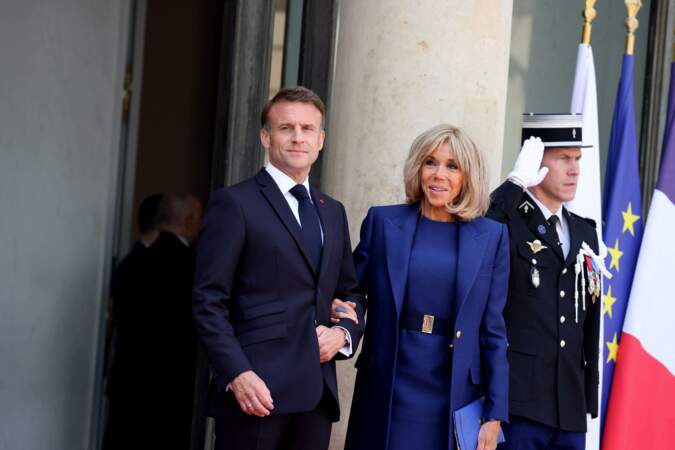 À l'Élysée, le président Emmanuel Macron attend avec sa femme l'arrivée de Joe et Jill Biden, le 8 juin 2024.