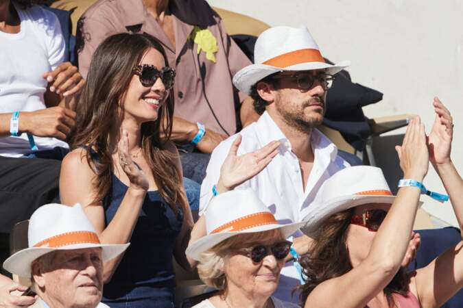 Thomas Hollande et son épouse Emilie Broussouloux dans les tribunes de Roland-Garros le 7 juin 2024.