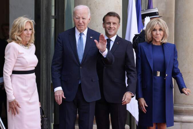 Le président Joe Biden salue les photographes à son arrivée à l'Élysée, le 8 juin 2024.