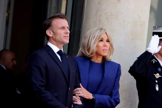 Emmanuel et Brigitte Macron attendent l'arrivée du président américain et de sa femme, à l'Élysée, le 8 juin 2024.