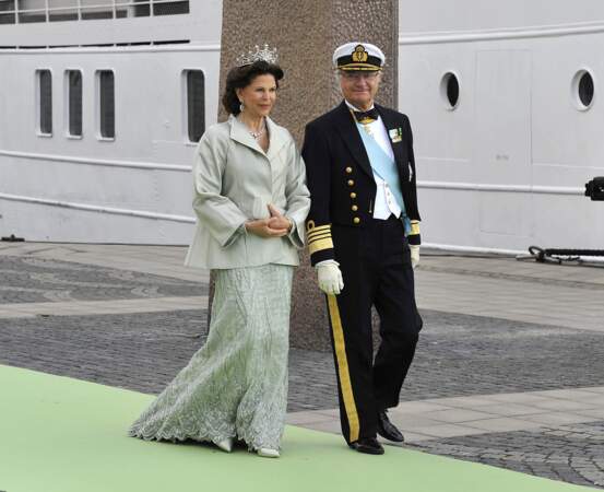 La reine Silvia et le roi Carl Gustav de Suède lors du mariage de la princesse Madeleine de Suède avec Chris O'Neill au Palais Royal à Stockholm, le 8 juin 2013