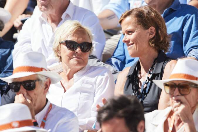 Muriel Robin et sa femme Anne Le Nen dans les tribunes de Roland Garros 2024 à Paris le 7 juin 2024