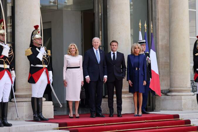 Brigitte et Emmanuel Macron posent avec Joe et Jill Biden à l'Élysée, le 8 juin 2024.
