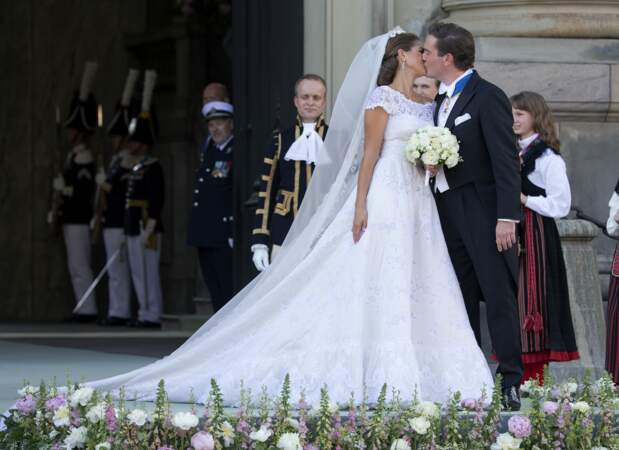 La princesse Madeleine de Suède et Chris O'Neill échangent un tendre baiser lors de leur mariage devant la chapelle du Palais Royal à Stockholm, le 8 juin 2013