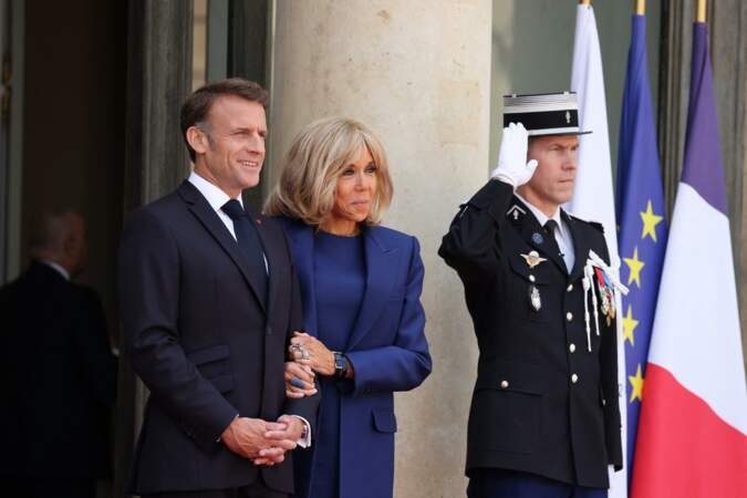Brigitte et Emmanuel Macron, très complice, alors qu'ils attendent le président américain et de sa femme, à l'Élysée, le 8 juin 2024.