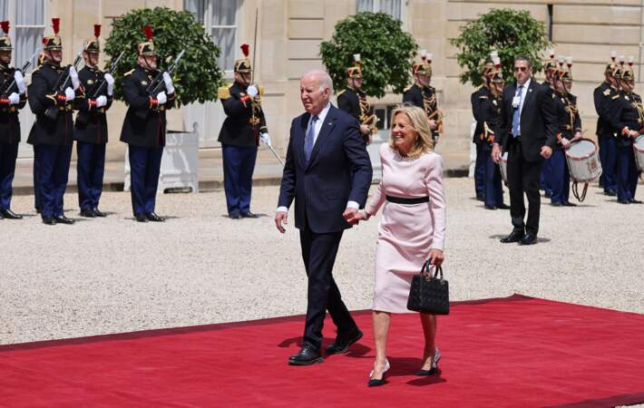 Le président américain Joe Biden et sa femme Jill vont à la rencontre d'Emmanuel et de Brigitte Macron. 