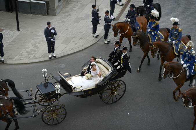 La princesse Madeleine de Suede et son mari Chris O'Neill en calèche après leur cérémonie de mariage à Stockholm, le 8 juin 2013