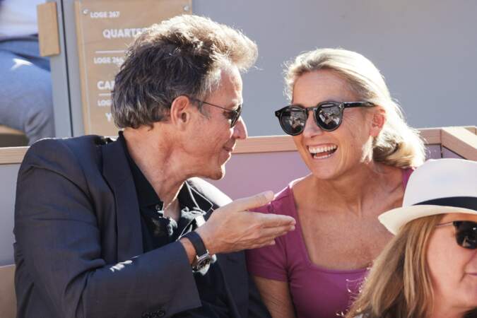 Anne-Sophie Lapix et son mari Arthur Sadoun, dans les tribunes de Roland-Garros, le 7 juin 2024.
