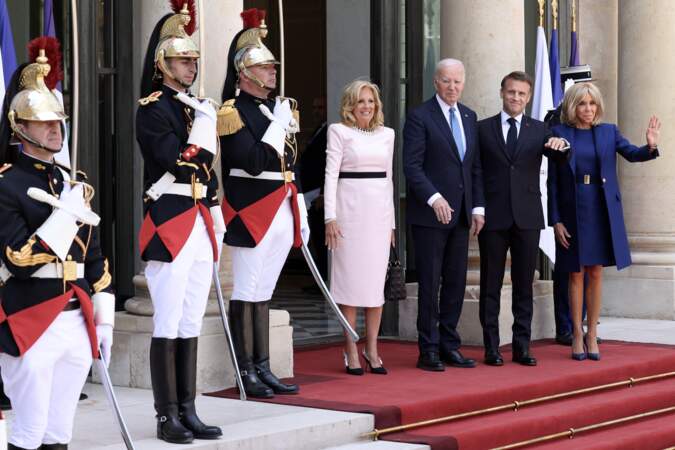 Emmanuel et Brigitte Macron accueillent Joe et Jill Biden à l'Élysée, le 8 juin 2024.