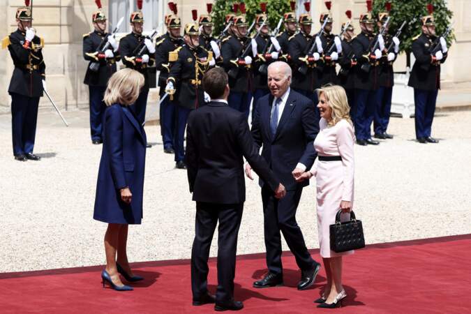 Emmanuel Macron accueille le président américain et sa femme à l'Élysée, le 8 juin 2024.