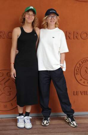 Sylvie Testud et sa fille Esther au photocall du village Roland-Garros le 7 juin 2024.