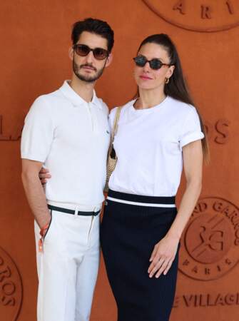 Pierre Niney et sa compagne Natasha Andrews sur le photocall de Roland Garros, à Paris, le 9 juin 2024