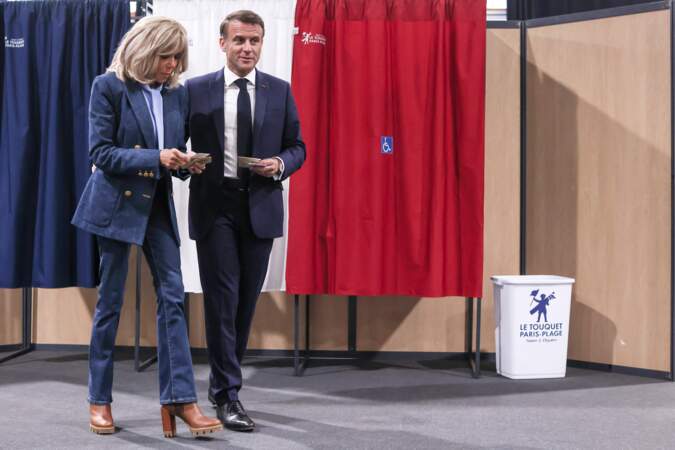 Brigitte Macron en total look jean et bottes marrons au bureau de vote du Touquet, pour les élections européennes, le 9 juin 2024