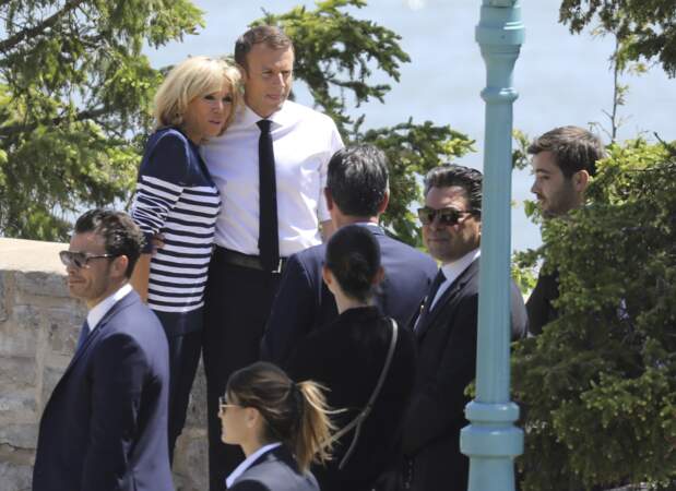 Brigitte Macron en marinière aux abords du manoir Richelieu dans le cadre du sommet du G7 à La Malbaie au Canada, le 8 juin 2018
