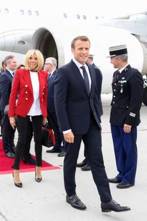 Brigitte Macron en blazer rouge à son arrivée à l'aéroport international Macdonald-Cartier d'Ottawa, Canaca, avant le sommet du G7, le 6 juin 2018