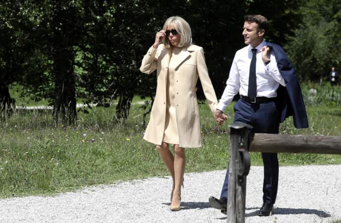 Brigitte Macron en look beige, robe, manteau et escarpins, aux côtés d'Emmanuel Macron, à l'hôtel "Schloss Elmau" à Krun en Allemagne, lors du sommet du G7, le  26 juin 2022
