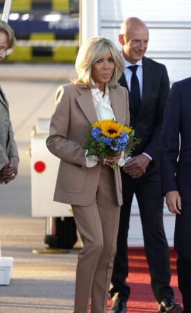 Brigitte Macron en look beige à son arrivée à l'aéroport Franz Josef Strauss de Munich, à la veille du sommet du G7, le 25 juin 2022