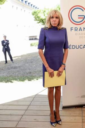 Brigitte Macron en petite robe bleue en marge du sommet du G7 à Sèvres, le 4 juillet 2019