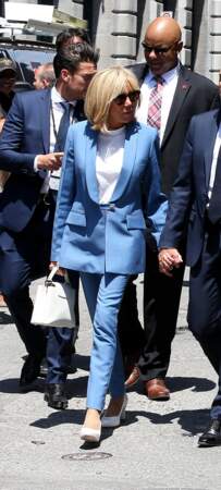 Brigitte Macron en pantalon et blazer bleus dans les rues du Vieux-Montréal, Québec, Canada, la veille du sommet du G7 le 7 juin 2018 