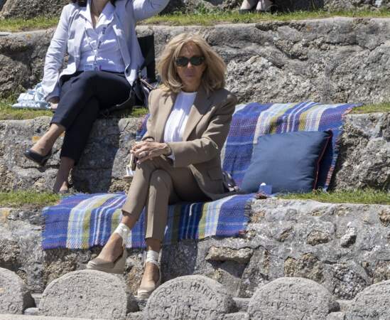 Brigitte Macron avec des espadrilles à Carbis Bay dans les Cornouailles au Royaume Uni, lors du sommet du G7, le 12 juin 2021
