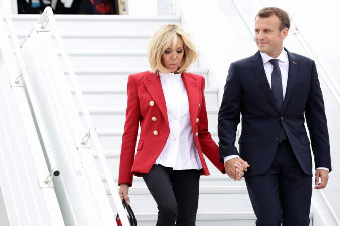 Brigitte Macron en blazer rouge à sa descente de l'avion à l'aéroport international Macdonald-Cartier d'Ottawa, Canaca, avant le sommet du G7, le 6 juin 2018