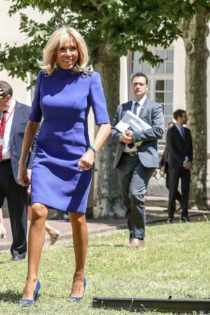 Brigitte Macron en robe bleue et stilettos en marge du sommet du G7 à Sèvres, le 4 juillet 2019