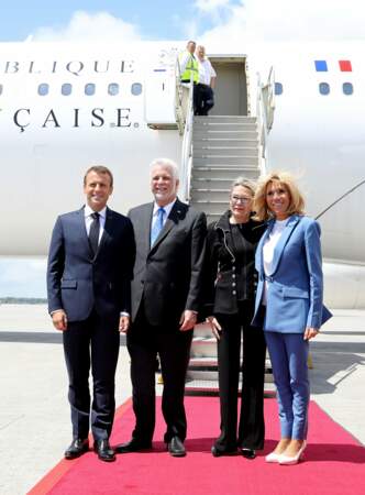 Brigitte Macron en blazer et pantalon bleus à l'aéroport international Pierre-Elliott-Trudeau de Montréal, Québec, Canada, lors du sommet du G7, le 7 juin 2018