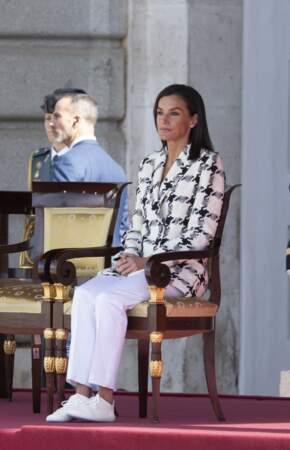 La reine Letizia d'Espagne en blazer Uterqüe et baskets Geo Court III de Vivobarefoot à la cérémonie du bicentenaire de la police nationale à Madrid, le 8 mai 2024