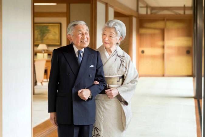 L'empereur Akihito et l'impératrice Michiko du Japon dans les jardins du palais impérial à Tokyo, à l'occasion du 85ème anniversaire de l'empereur, le 23 décembre, qui a annoncé son abdication dans l'année 2019.