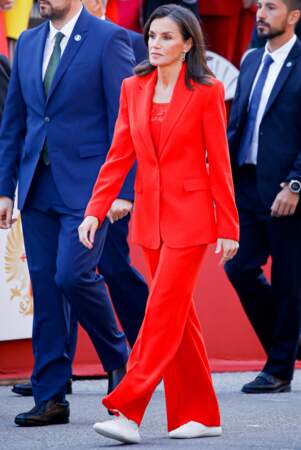 La reine Letizia d'Espagne en costume 'Iguana' en lin rouge de Mango et baskets Geo Court III de Vivobarefoot au défilé militaire à l'occasion de la Journée des forces armées à Oviedo, le 25 mai 2024
