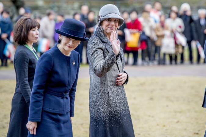 La princesse Kiko et la princesse Laurentien des Pays-Bas visitent le lieu commémoratif de la seconde Guerre mondiale, le parc de la Paix de Nagasaki, Japon, le 23 novembre 2017.