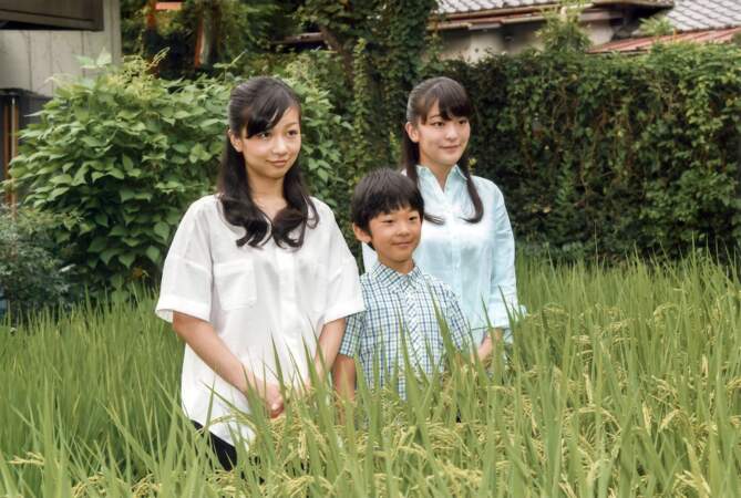 Le prince Hisahito du Japon qui fête ses 10 ans pose avec ses soeurs Mako et Kako au palais d'Akasaka à Tokyo, Japon, le 10 août 2016.