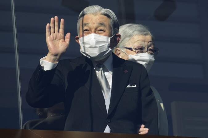 L'empereur émérite Akihito lors d'une apparition au balcon du palais impérial pour la cérémonie des voeux à Tokyo le 2 janvier 2023