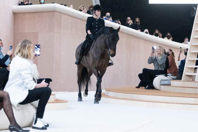 Charlotte Casiraghi à cheval lors du défilé de mode Haute-Couture Chanel à Paris, à la Fashion Week de Paris le 25 janvier 2022