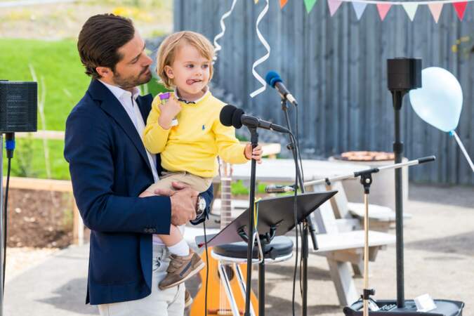 Le prince Carl Philip et son plus jeune fils, Julian de Suède, étaient présents lors de l'inauguration d'une aire de jeux à son nom, lundi 17 juin. 