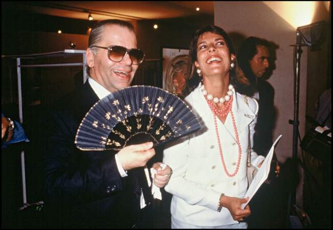 Caroline de Monaco, avec Karl Lagerfeld, au défilé Chanel en 1989