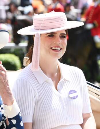 La princesse Eugénie d'York était vêtue de rose pour cette deuxième journée de compétition.  