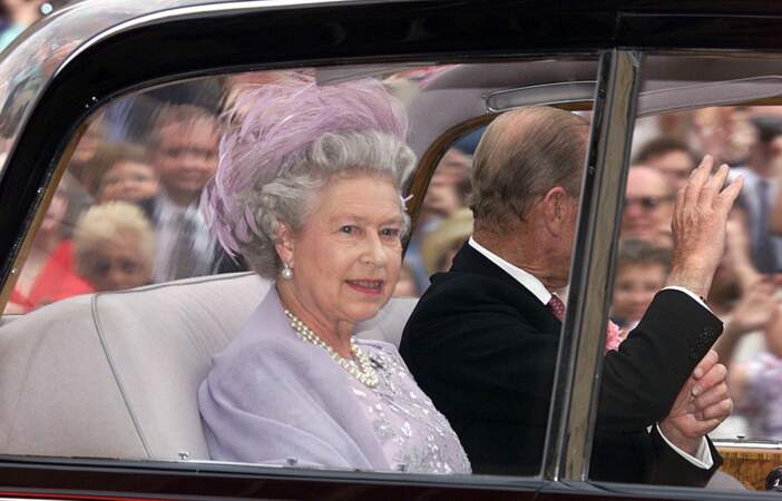 La reine Elizabeth II est arrivé avec son époux le prince Philip, en voiture, tout en saluant la foule. 