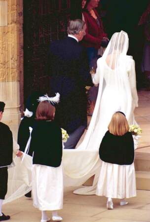 La mariée est rentrée dans la chapelle au bras de son père. 